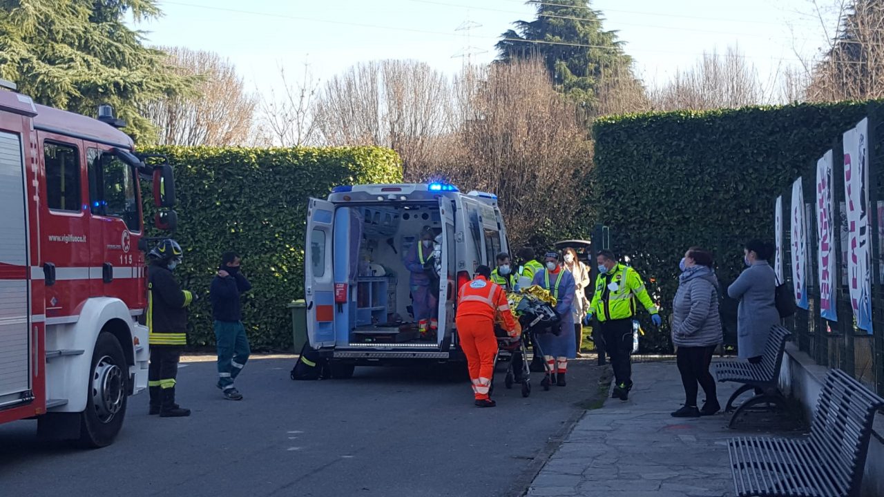 Resta folgorato mentre taglia una pianta: 35enne in ospedale in codice rosso
