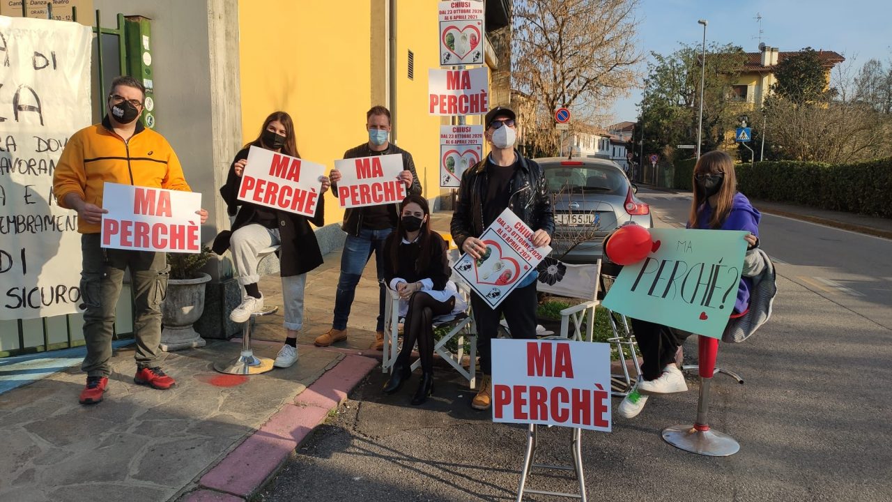 La protesta degli artisti: i ballerini di “Arte e Spettacolo” scendono in piazza