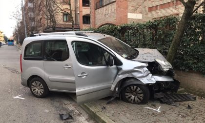 Taglia lo stop, schianto tra auto: donna in ospedale