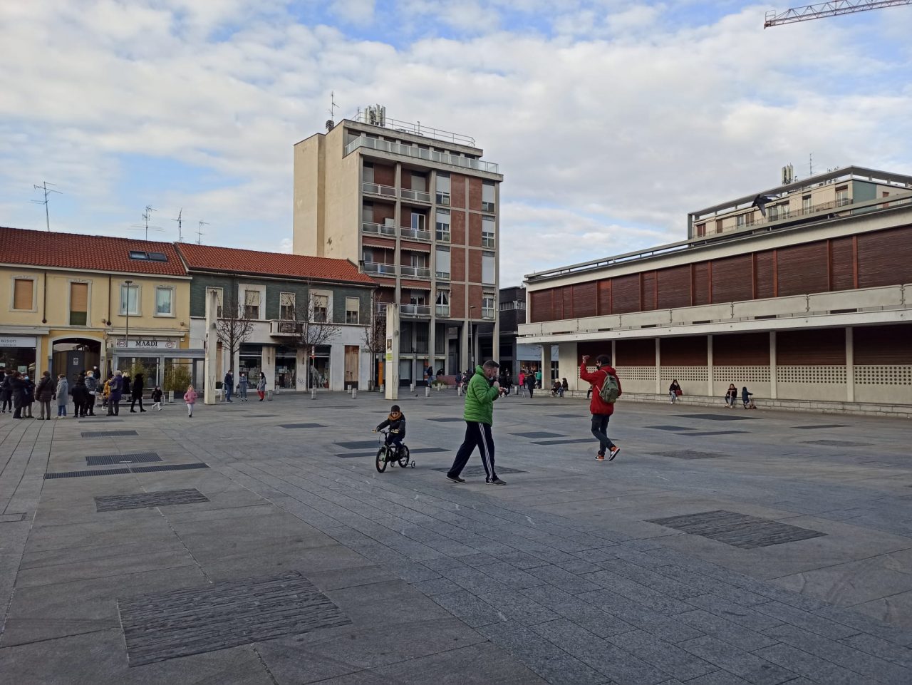 Niente tavolini al bar della piazza? Interviene anche l’assessore
