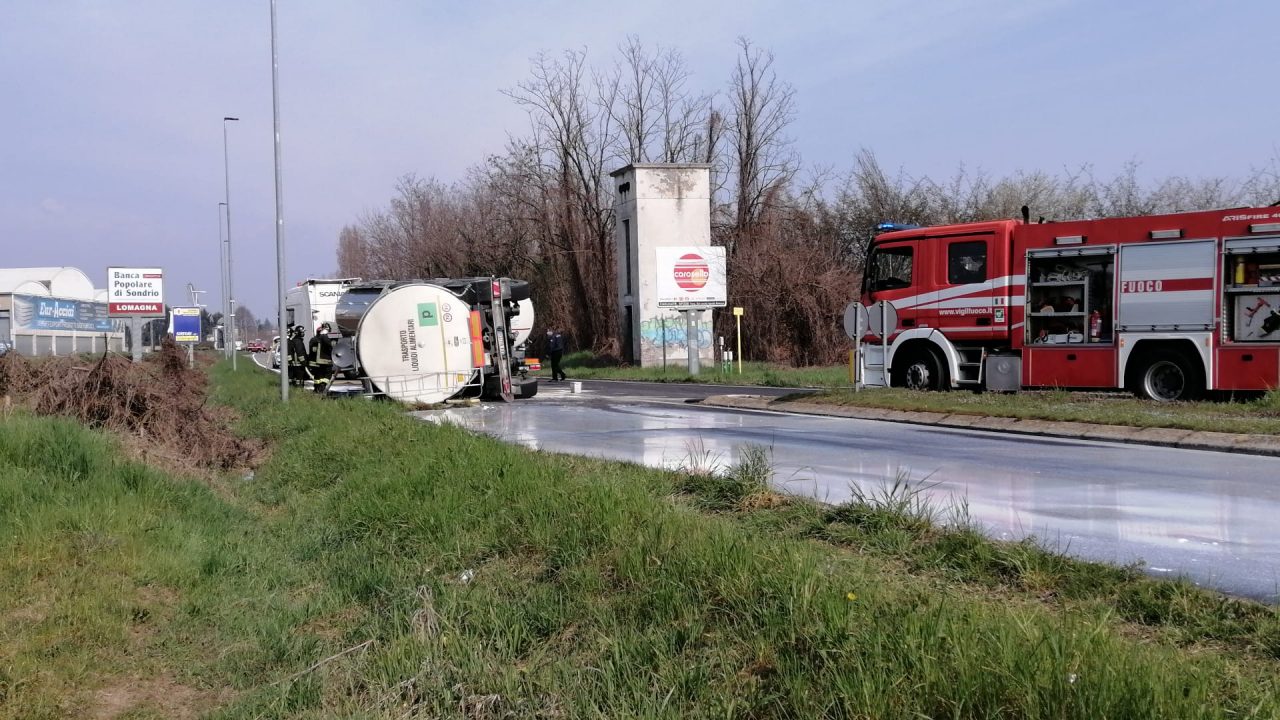 Autocisterna si ribalta, strada inondata… di latte