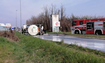 Autocisterna si ribalta, strada inondata... di latte