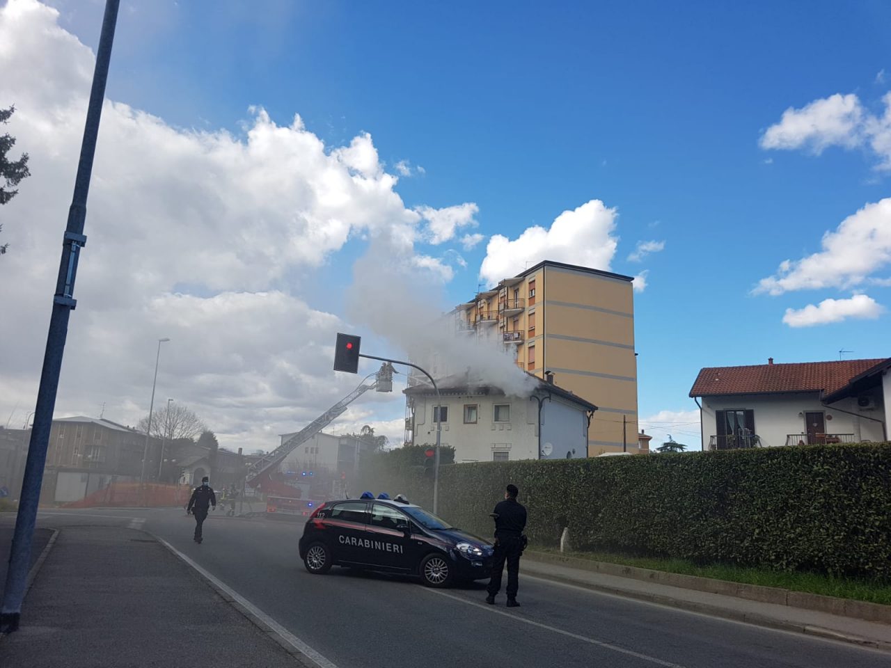 A fuoco il tetto di un’abitazione, intervento dei pompieri a Verano
