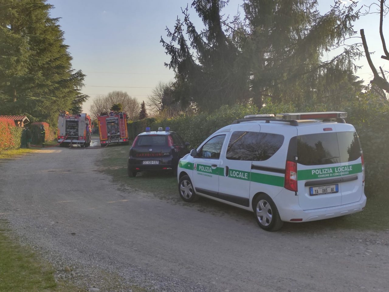 Incendio negli orti: sul posto pompieri, ambulanza, carabinieri e vigili