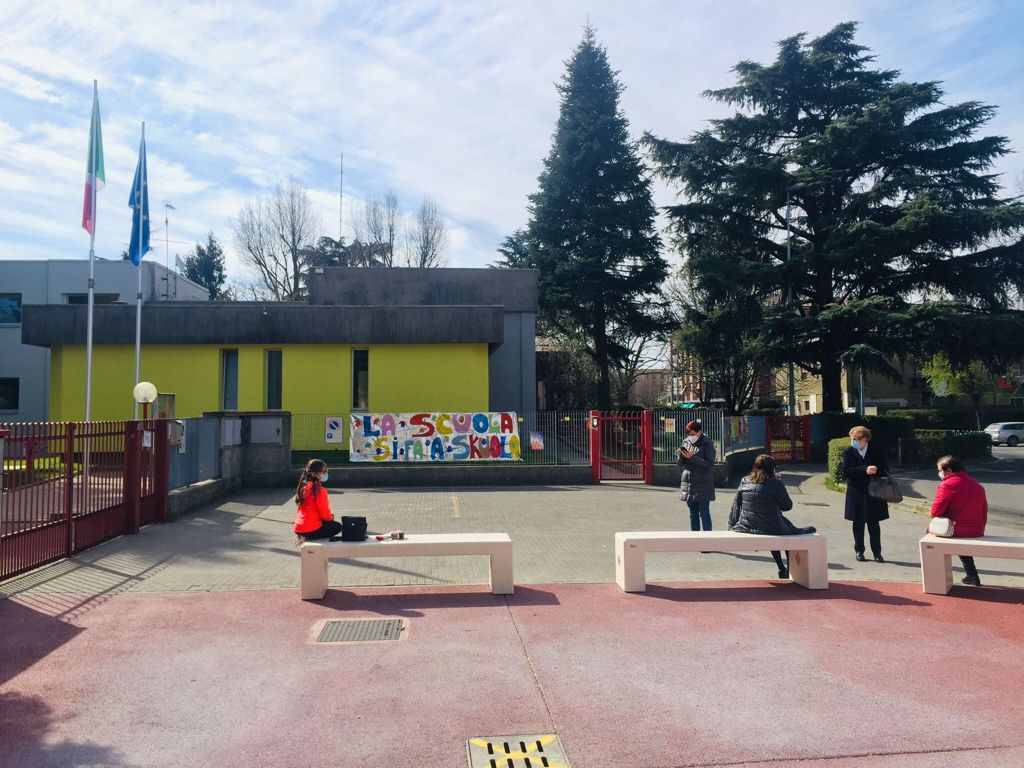 Mezzago striscioni sulle scuole protesta contro dad