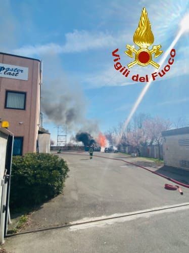 Incendio in una ditta: a fuoco bancali di legno, carta e un’auto