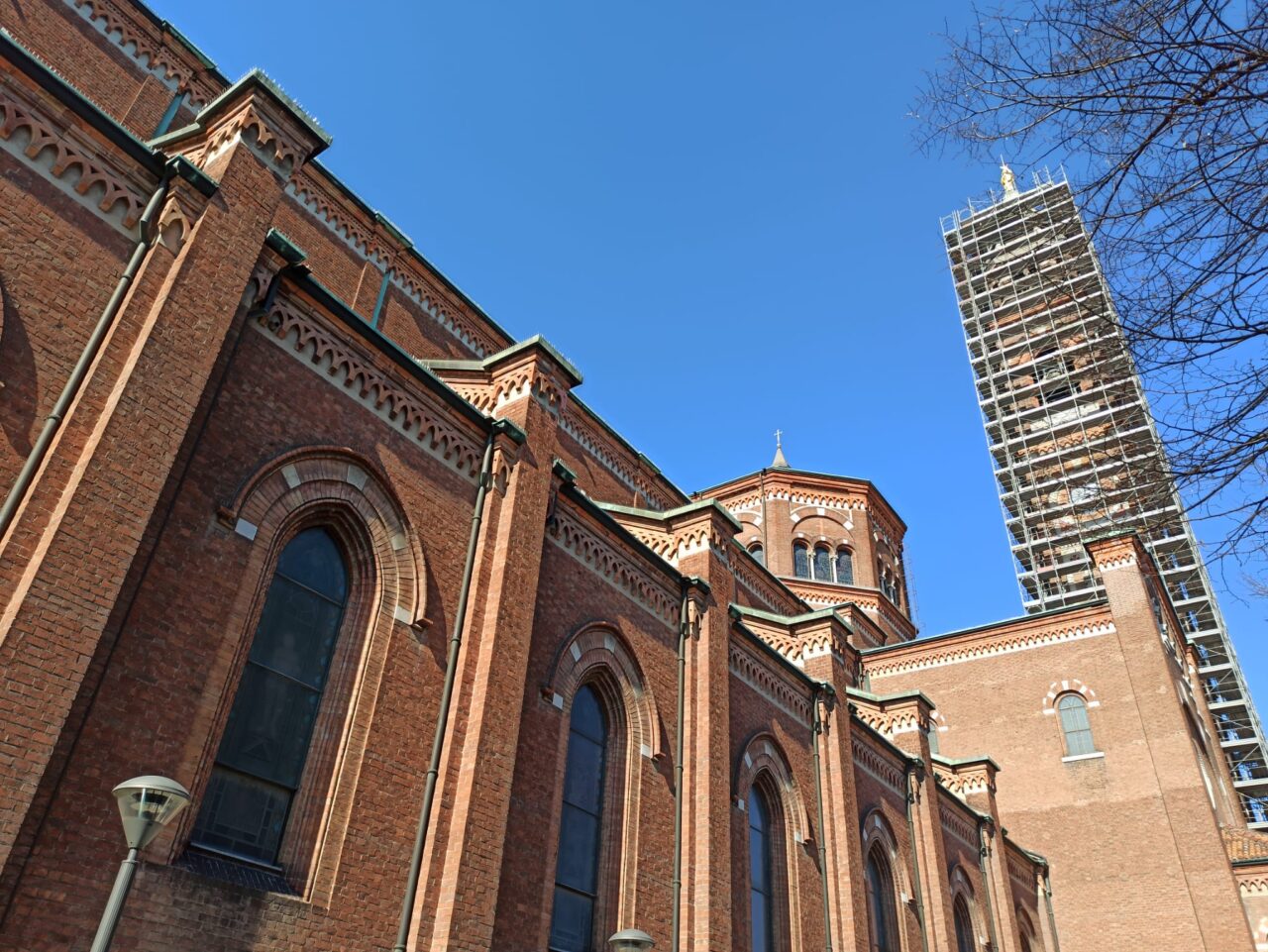 Restauro del campanile, gli operai sono arrivati in cima
