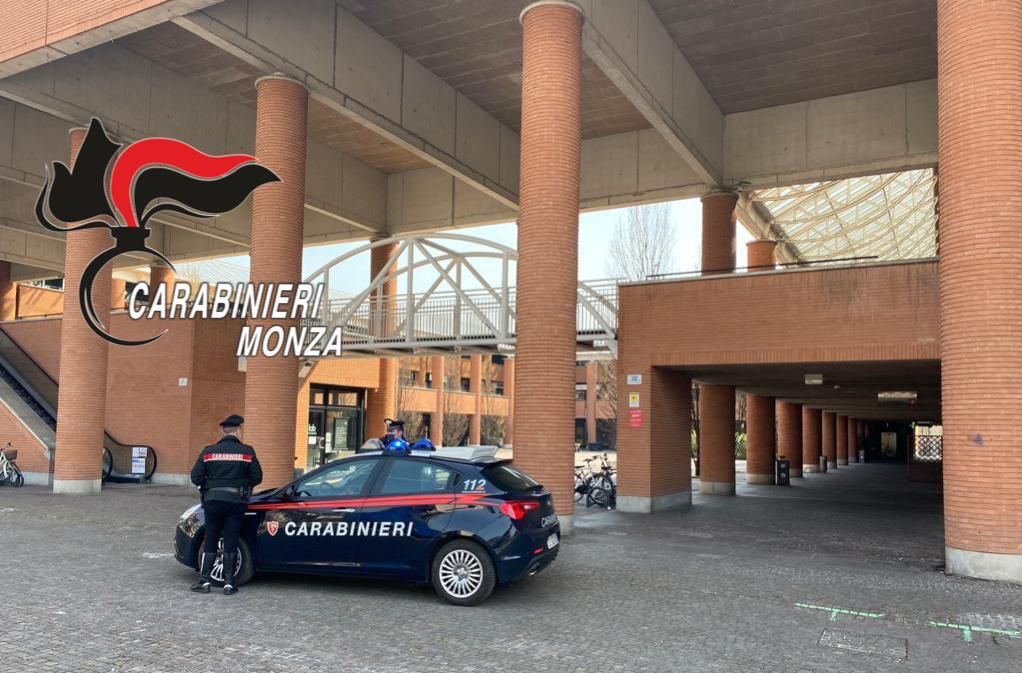 Minaccia di suicidarsi in piazza per evitare l’arresto