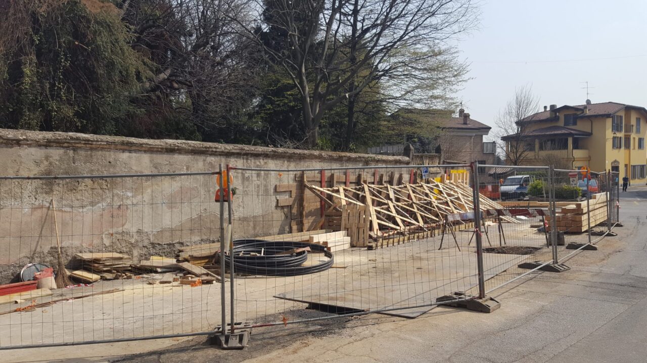 Lavori in corso a Velate: puntellata una porzione di muro in via preventiva. Il sindaco “Nessun cedimento”