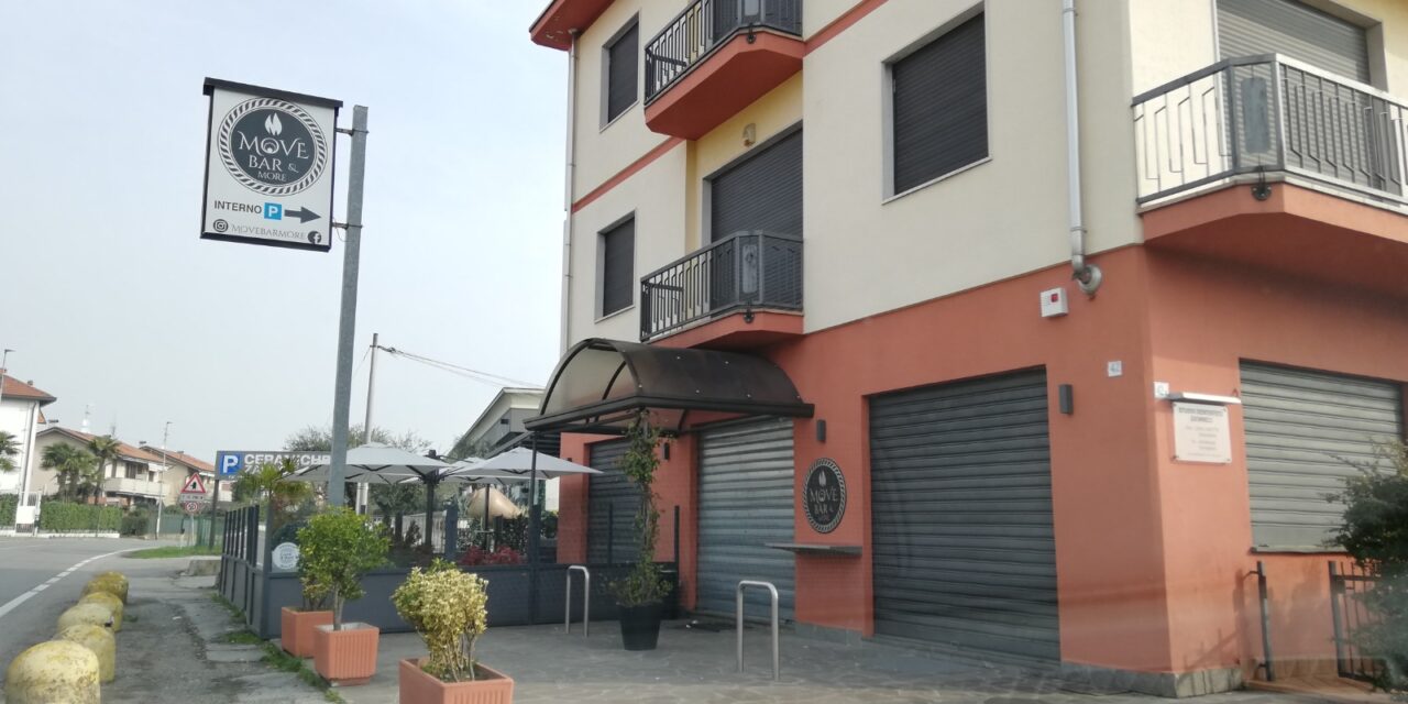 Clienti seduti al tavolo a consumare, il “Move Bar” di Bernareggio di nuovo nei guai