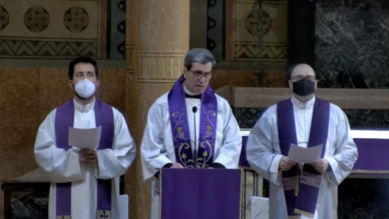 In Terapia intensiva per Covid, lieve miglioramento per il parroco
