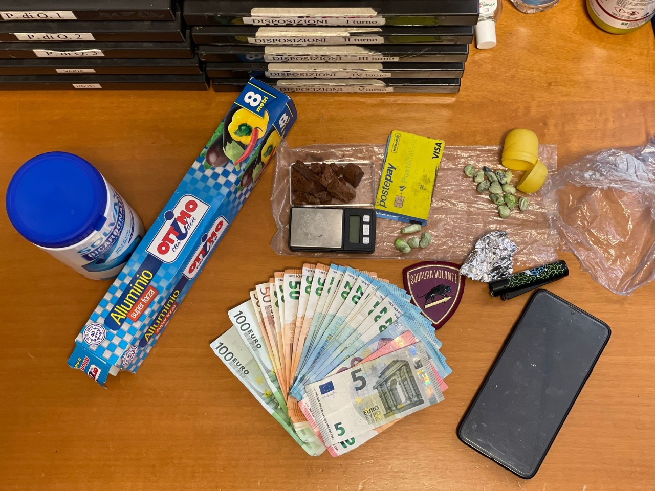 Eroina nella stanza d’albergo: arrestato pusher 23enne