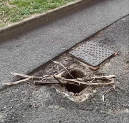 Tombino scoperto lungo la ciclabile di Viale Regina Margherita