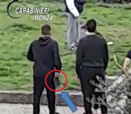 Rissa tra due bande rivali armate di machete e mazza da baseball, sei denunciati