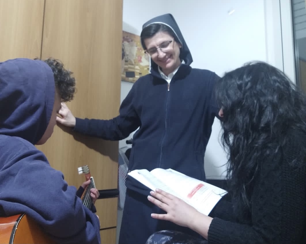 Carate Brianza, l’oratorio Agorà dona tablet a Villaluce