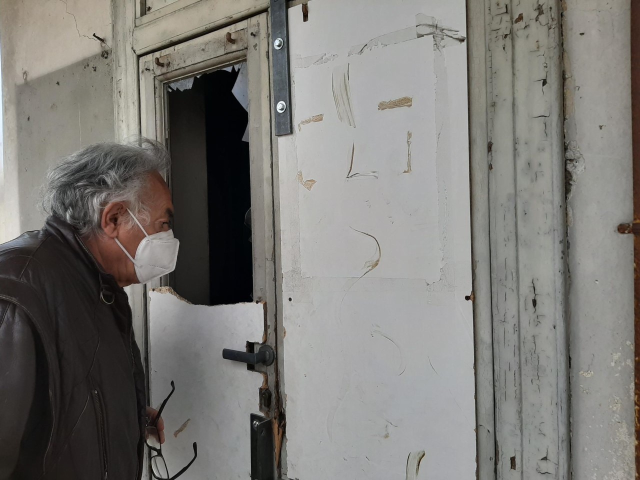 Gli abusivi rientrano all’ex Macello: porte e finestre vandalizzate