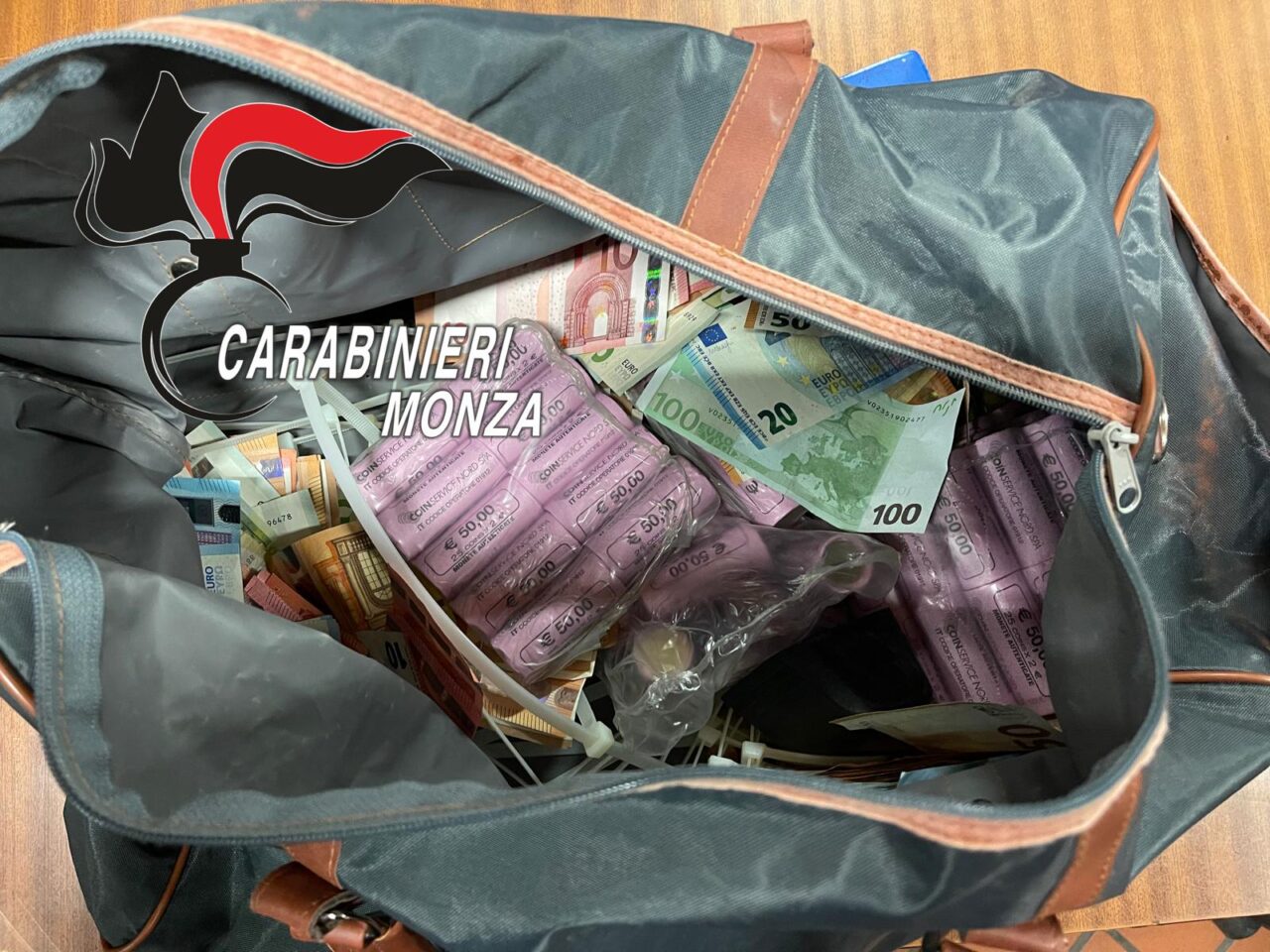 Durante la rapina al supermercato sparano in aria e aggrediscono l’addetto alla sicurezza