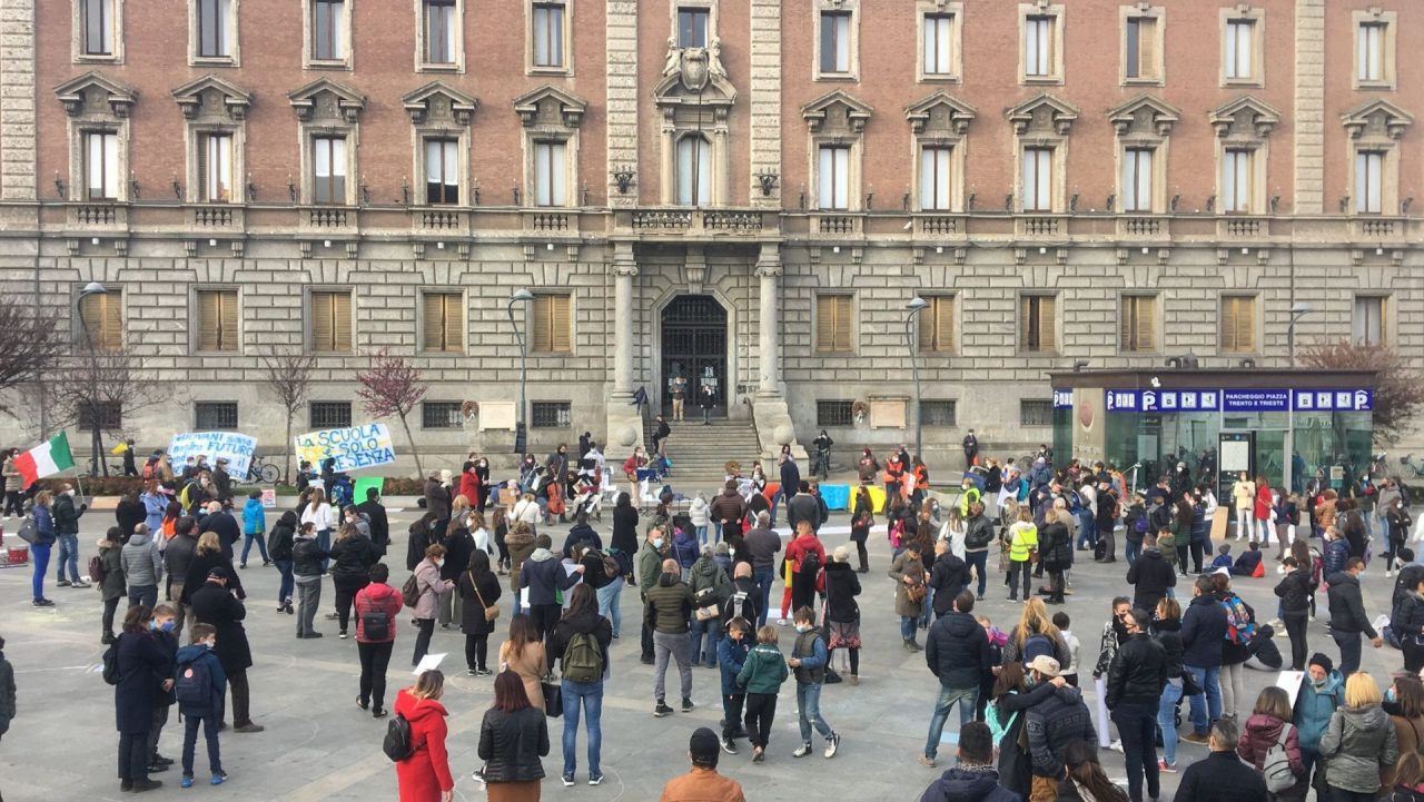 Il gruppo “La scuola è solo in presenza” scende in piazza per dire “No” alla Dad