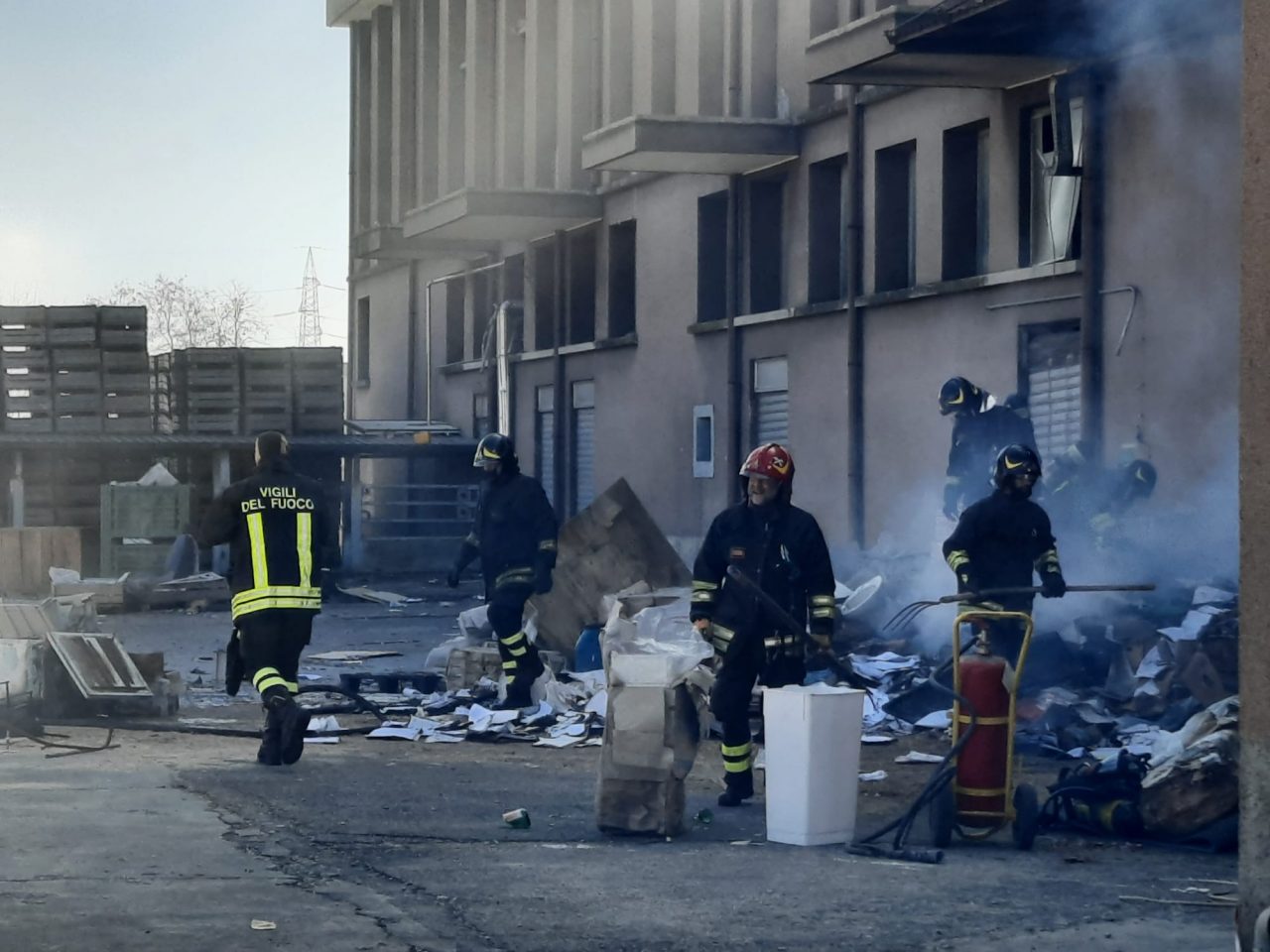 Incendio nella ditta abbandonata al Dosso