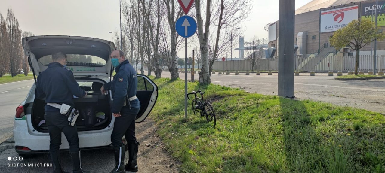 Ciclista cade nei pressi del palazzetto, sul posto ambulanza, automedica e agenti della Polizia Locale
