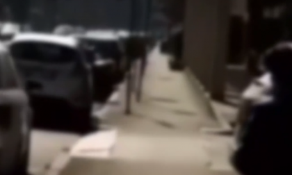 Si accoppiano sul marciapiede in pieno giorno a Milano e il video diventa virale