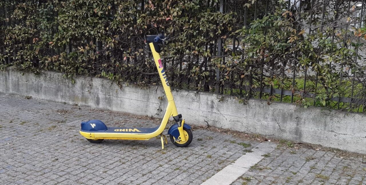 Monopattini in sosta sui marciapiedi di Monza, un pericolo per i non vedenti