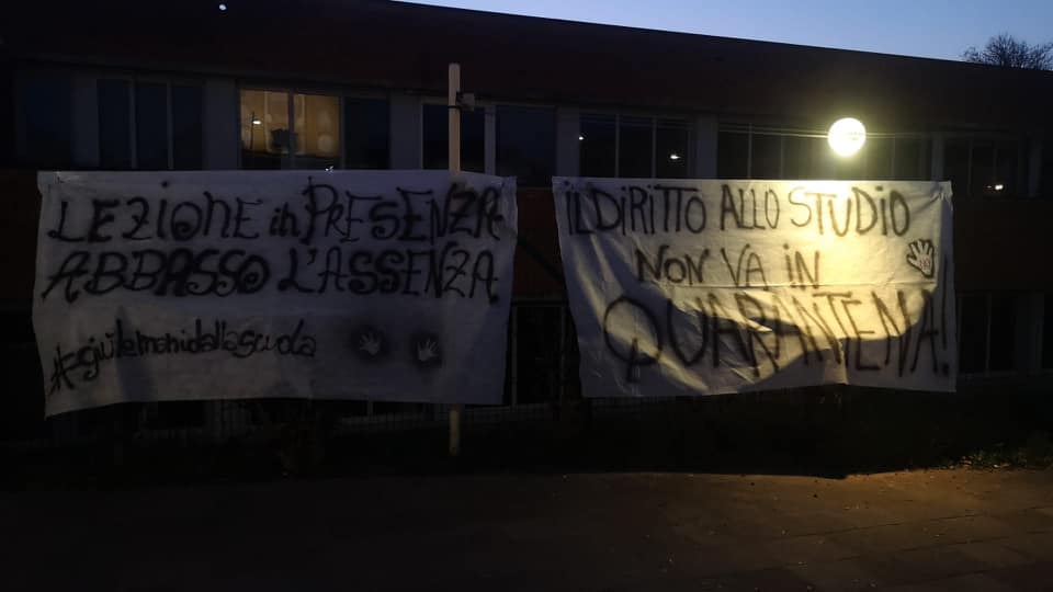 Striscioni contro la scuola chiusa, i genitori si ribellano