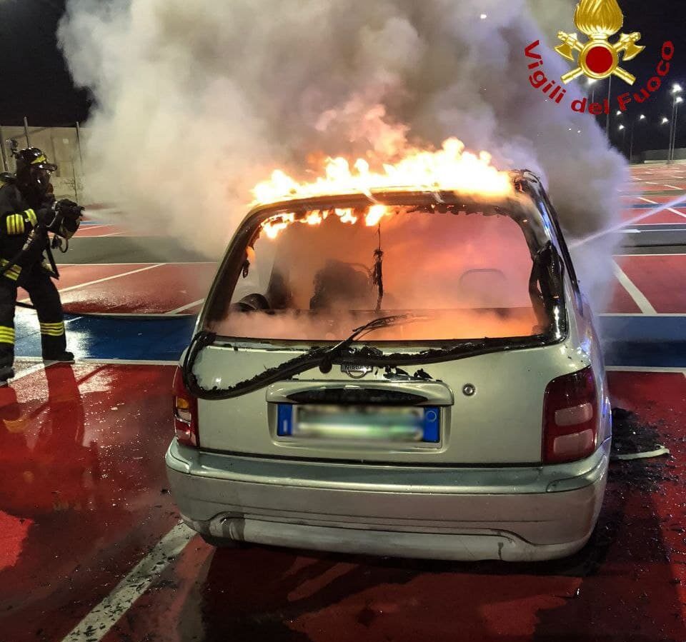 Auto a fuoco in un parcheggio pubblico