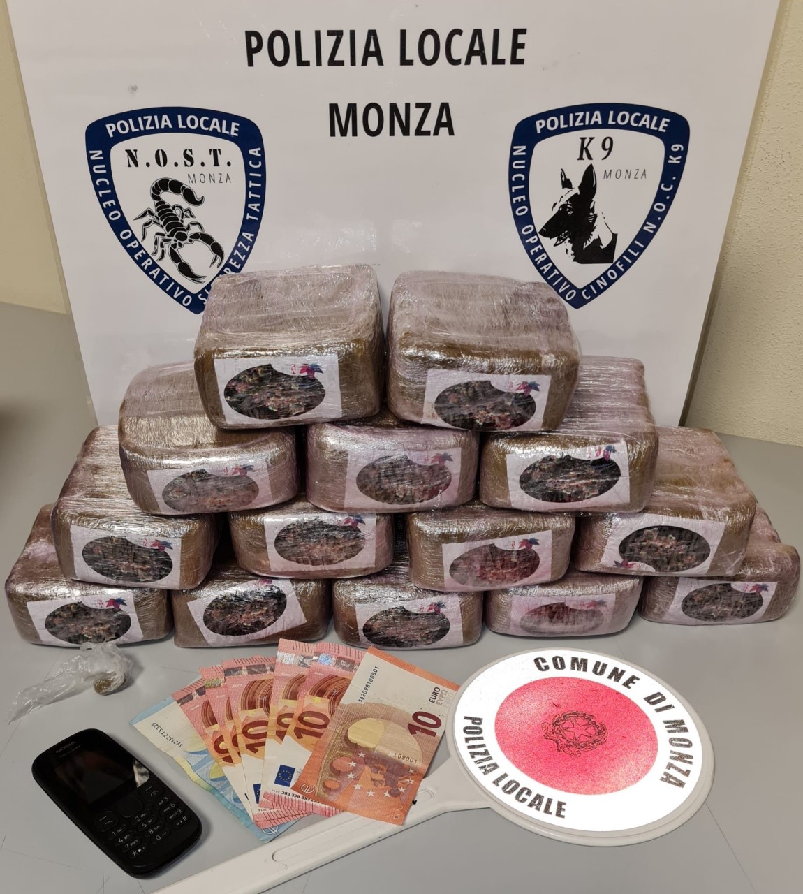 Sette chili di droga nel taxi: arrestato 22enne