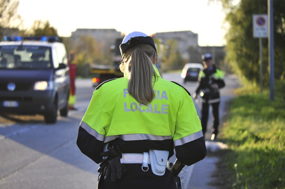 Bimba di due anni rischia di soffocare, salvata dalla Polizia Locale