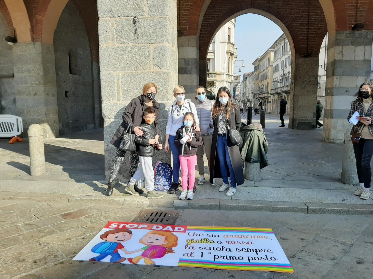 “Vogliamo tornare a scuola”: bambini e mamme in piazza contro la dad
