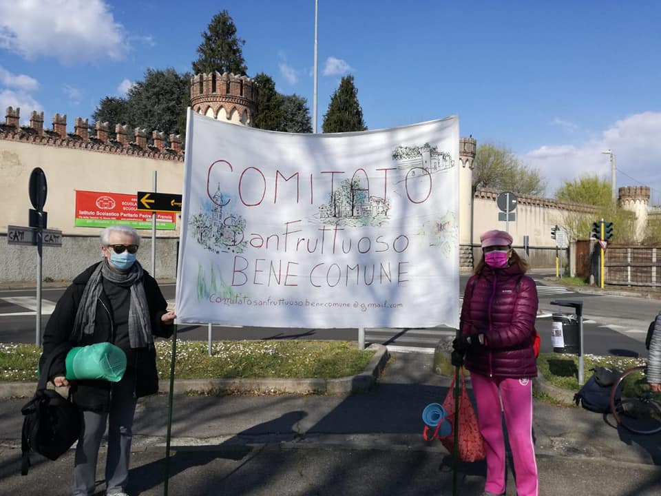 Cittadini in strada contro la palestra che cancella l’area verde