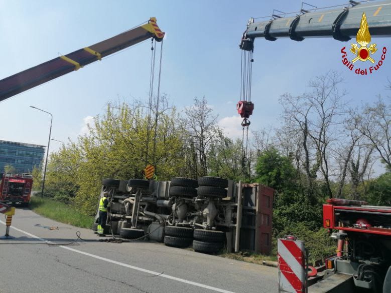 Vimercate Mezzo pesante ribaltato in via Dante