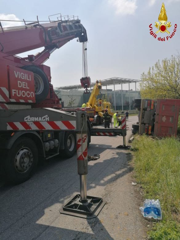 Vimercate Mezzo pesante ribaltato in via Dante