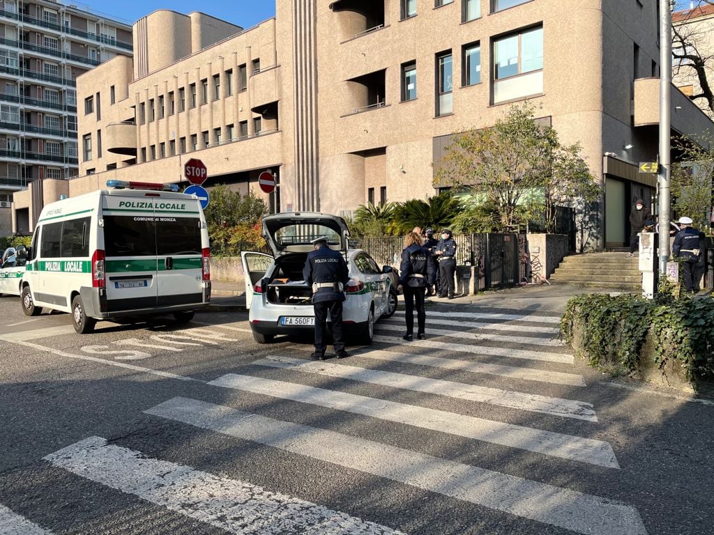 Fumano uno spinello fuori da scuola: pizzicati tre studenti