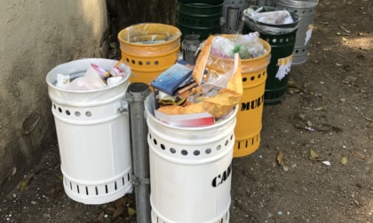 Scattano i controlli (e le sanzioni) contro l'abbandono dei rifiuti nei cestini pubblici
