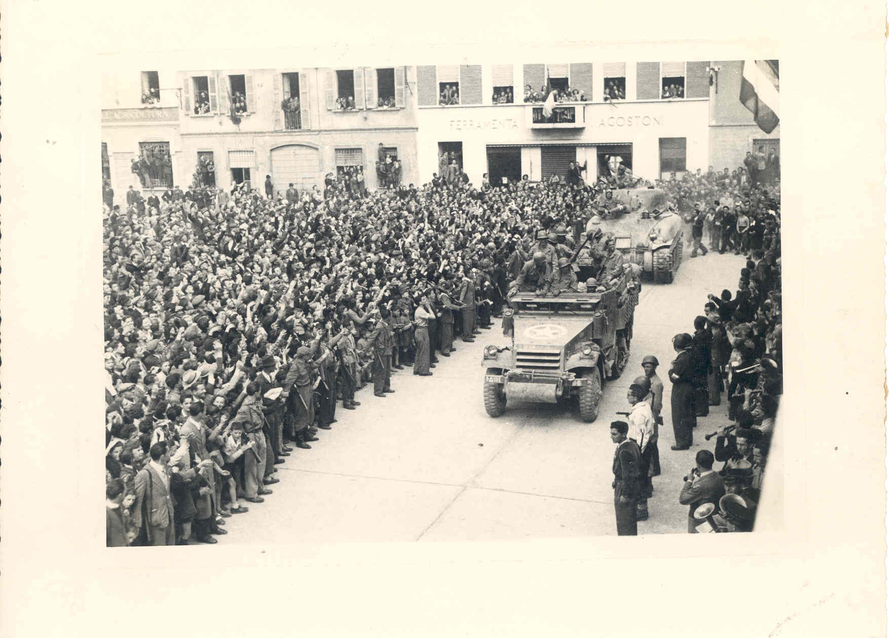 28 aprile 1945 ALLEATI IN CITTA' Automezzi USA ac colti da una grande folla, piazza Libertà (4)