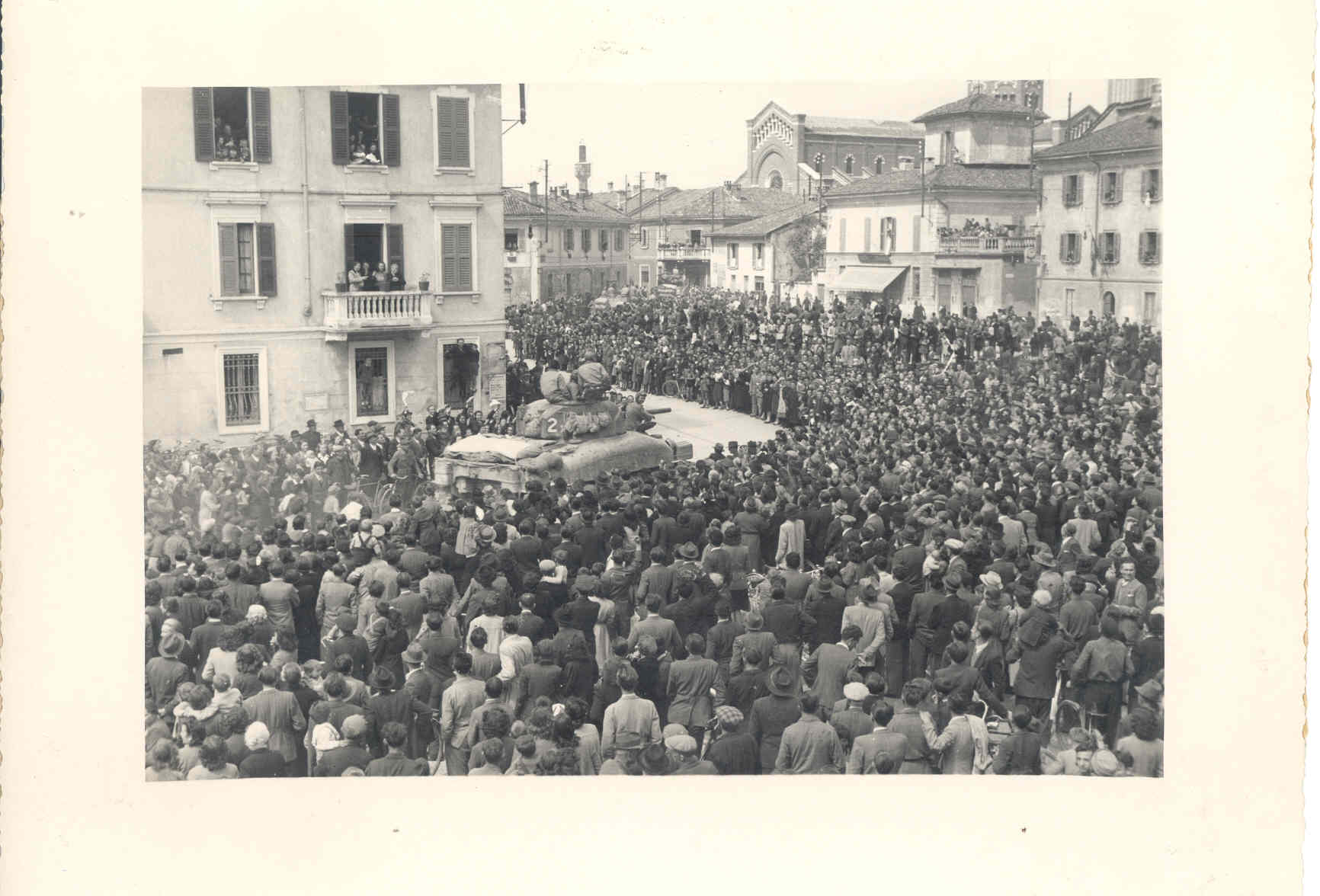 28 aprile 1945 ALLEATI IN CITTA' Automezzi USA ac colti da una grande folla, piazza Libertà (8)