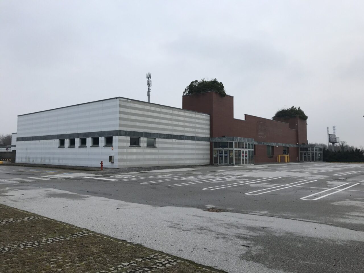 Dopo il no all’hub dei profughi, Esselunga annuncia il nuovo progetto per l’ex supermercato