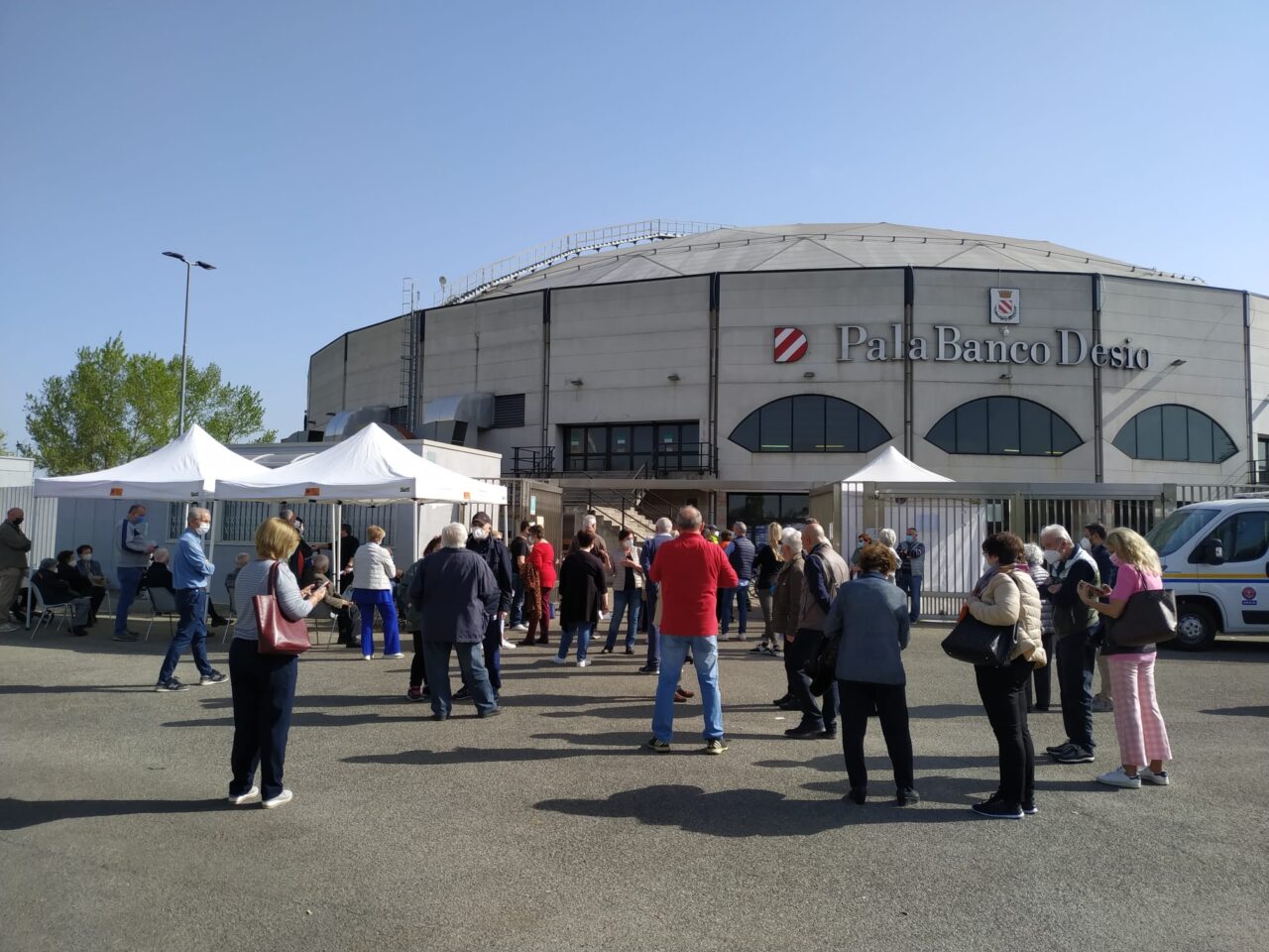 “No alla chiusura del centro vaccinale di Desio”