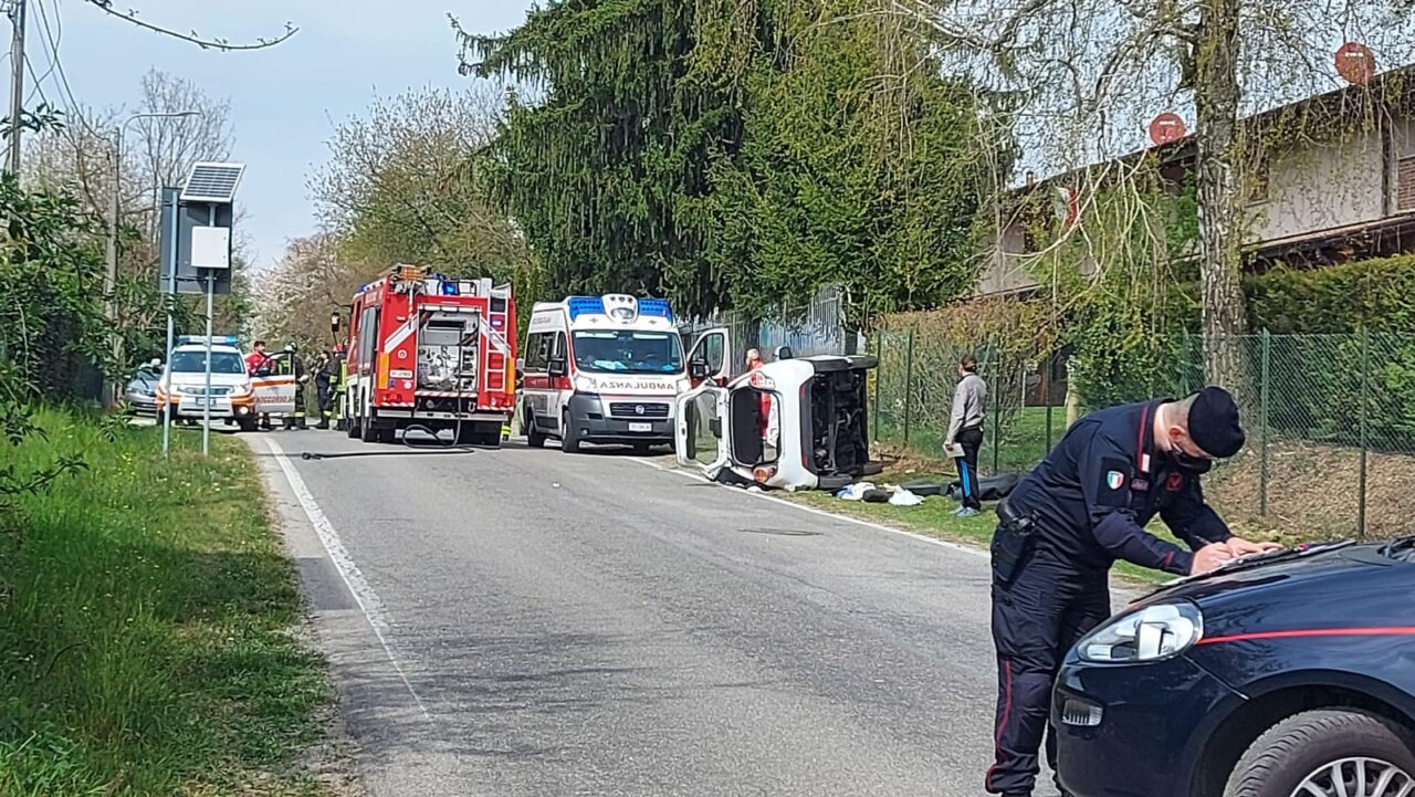 Anziano si ribalta alla guida dell’auto