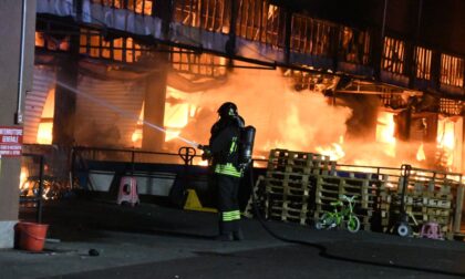 Incendio di Agrate, aria irrespirabile ma il sindaco rassicura: "Nessuna criticità"