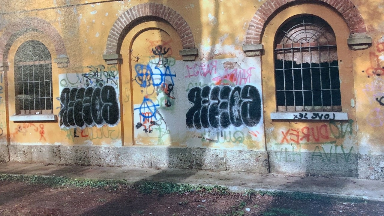 Sorpreso a imbrattare storica cascina del Parco: 24enne nei guai