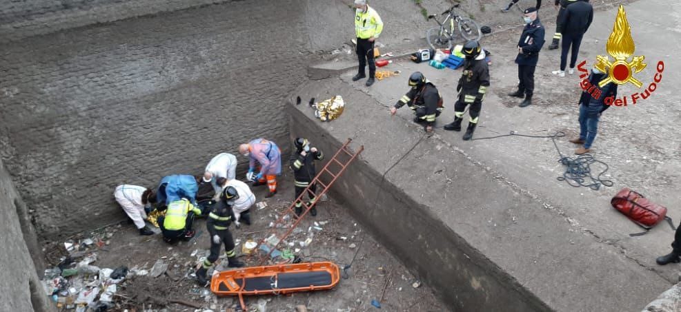 Ciclista cade nel canale Villoresi