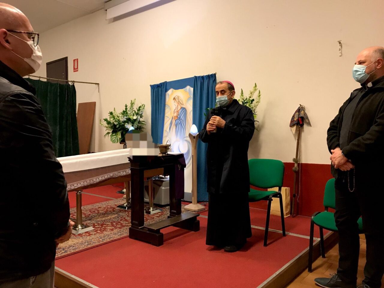 La preghiera dell’arcivescovo Delpini, accanto agli scout, per don Eugenio