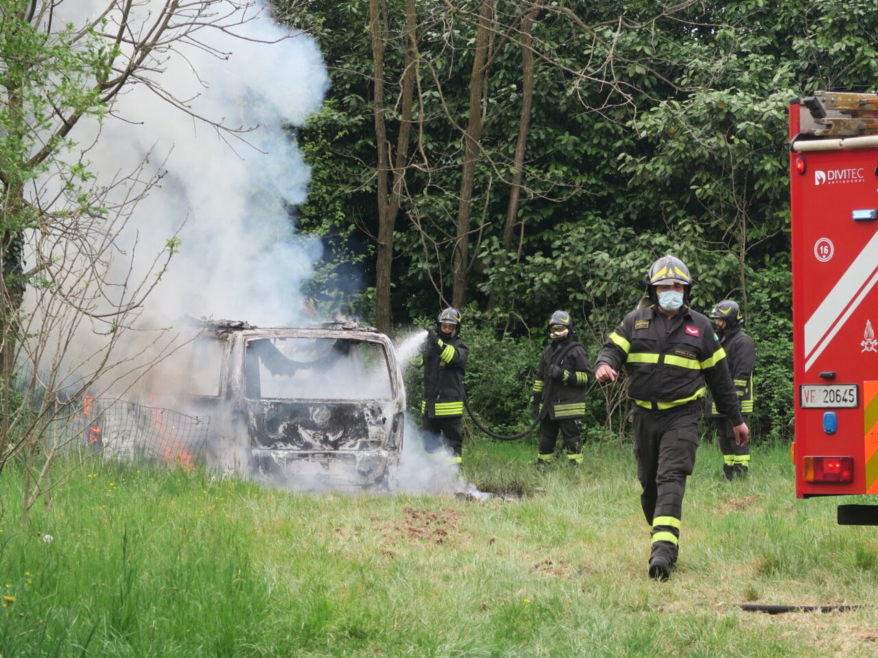 Un incendio divora un furgone