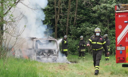 Un incendio divora un furgone