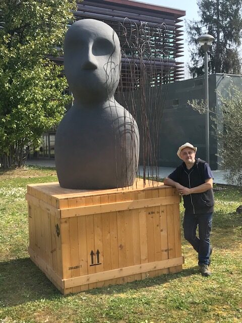 Verano, nuova  scultura  nel giardino della biblioteca