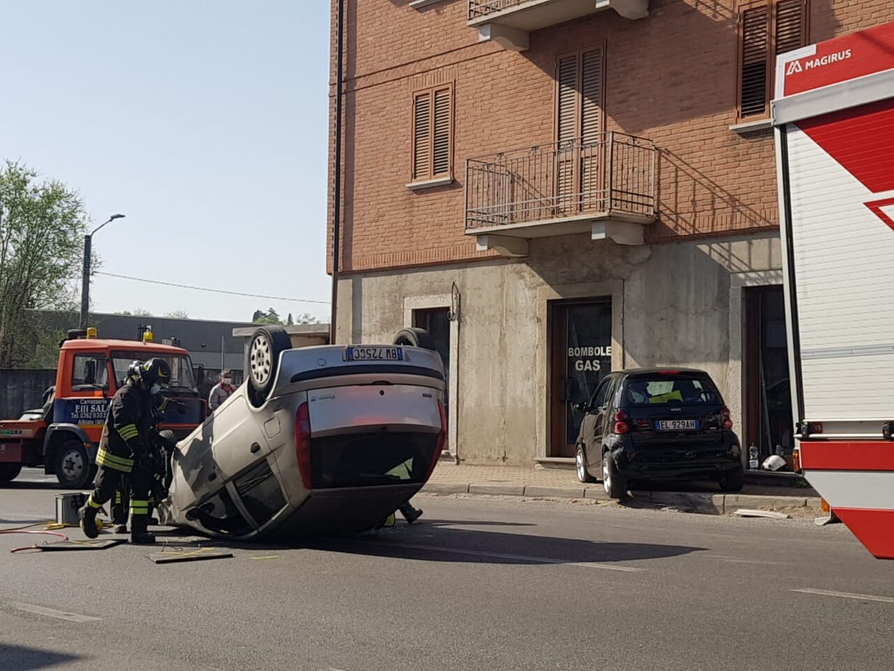 Pauroso incidente a Besana: auto ribaltata, due ragazzi soccorsi in codice rosso