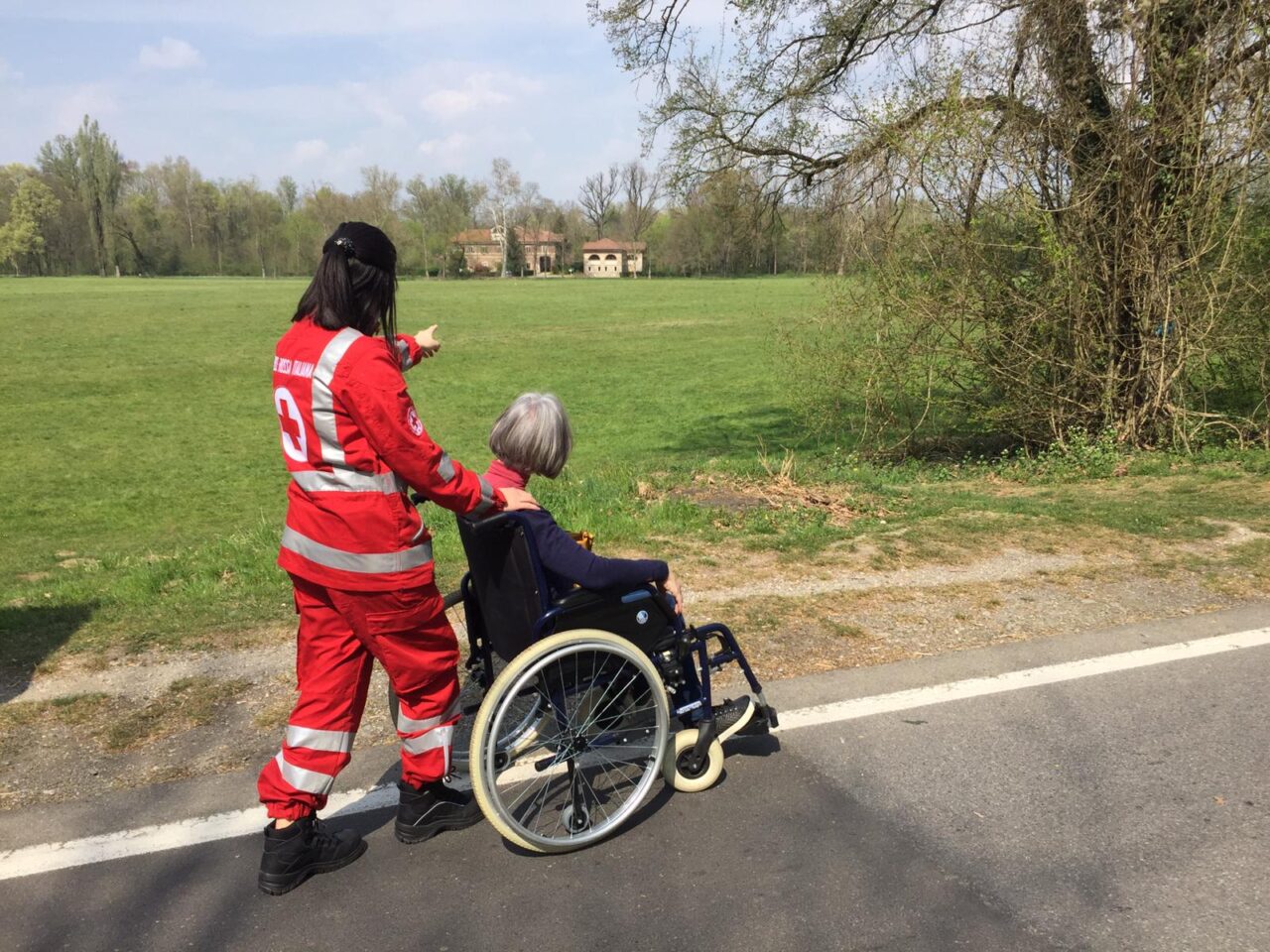 I volontari della Croce Rossa e quella mano tesa per far uscire i disabili dalla solitudine